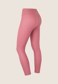 Leggings rosa a vita alta con una texture liscia e elastica, sagomati in modo aderente e privi di motivi visibili o dettagli in metallo.