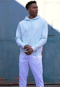 Nike Sportswear SPORTSWEAR CLUB FLEECE - Sweatshirt com capuz - barely green