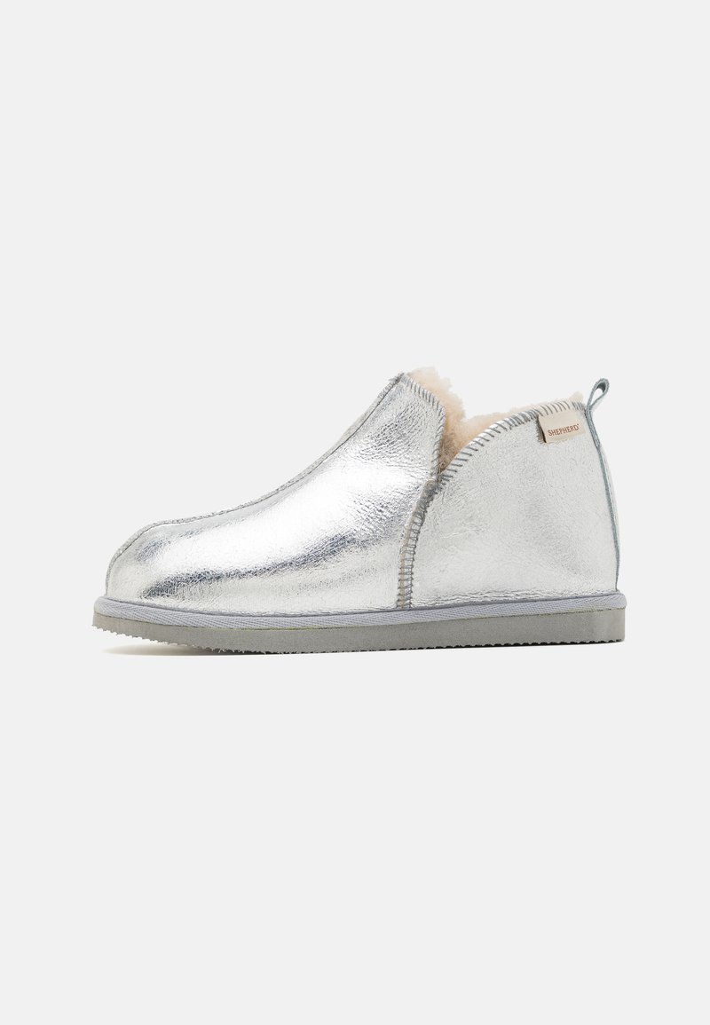 Sølv slip-on tøfler med metallisk finish, myk kremfôr og grå gummisåle. Har minimal søm og bakre løft.
