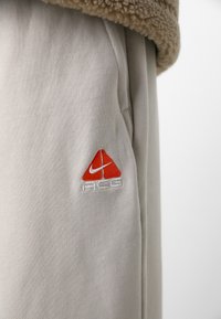 Nike ACG Tracksuit bottoms - lt orewood brown