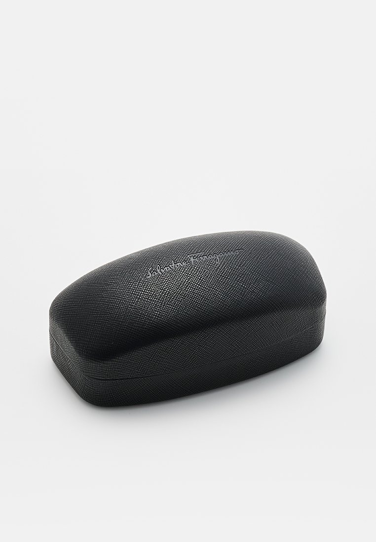 Schwarzes Brillenetui mit strukturierter Oberfläche, ovaler Form und eingeprägtem Logo auf der Oberseite. Kompaktes Design zur Aufbewahrung von Brillen.