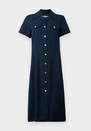 Robe bleu marine à manches courtes, fermeture à boutons sur le devant, deux poches poitrine et boutons dorés. Fabriquée en tissu lisse avec une coupe décontractée.