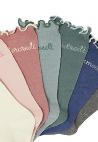 Stricksocken in verschiedenen Farben: hellrosa, sanftes Grün, blau, grau und creme mit gefransten oberen Teilen und dekorativem Text, auf jede Socke gestickt.