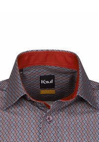 Camicia a fantasia con base blu scuro e motivi geometrici arancioni e bianchi, colletto interno rosso e bottone viola. Etichetta: Kauf, Modern Fit.