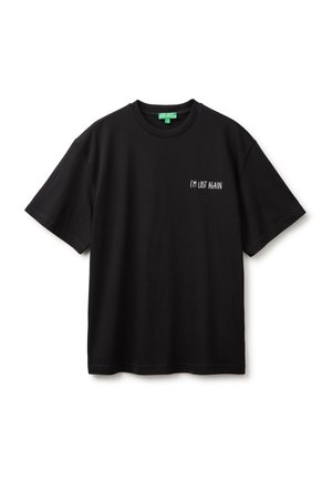 T-shirt nera a maniche corte con il testo "I'M LOST AGAIN" stampato in bianco sul lato sinistro del petto.