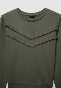 Felpa verde oliva con dettagli a frange a motivo chevron testurizzato sul petto, caratterizzata da una scollatura rotonda e polsini a coste.