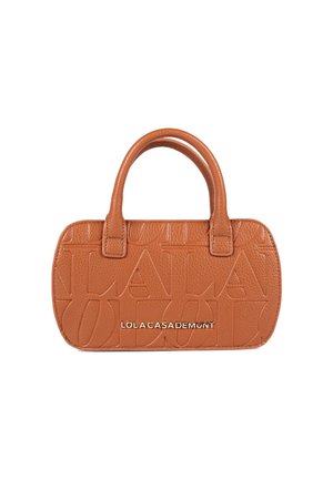 Bolso de mano de cuero marrón con relieve, de forma rectangular y detalles del logotipo en la parte frontal. Acabado texturizado con un suave brillo.