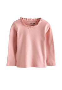 Helles rosa Langarmtop aus weichem Stoff, mit rüschigem Ausschnitt und einem kleinen Schleifenakzent in der Mitte. Texturierte Oberfläche.