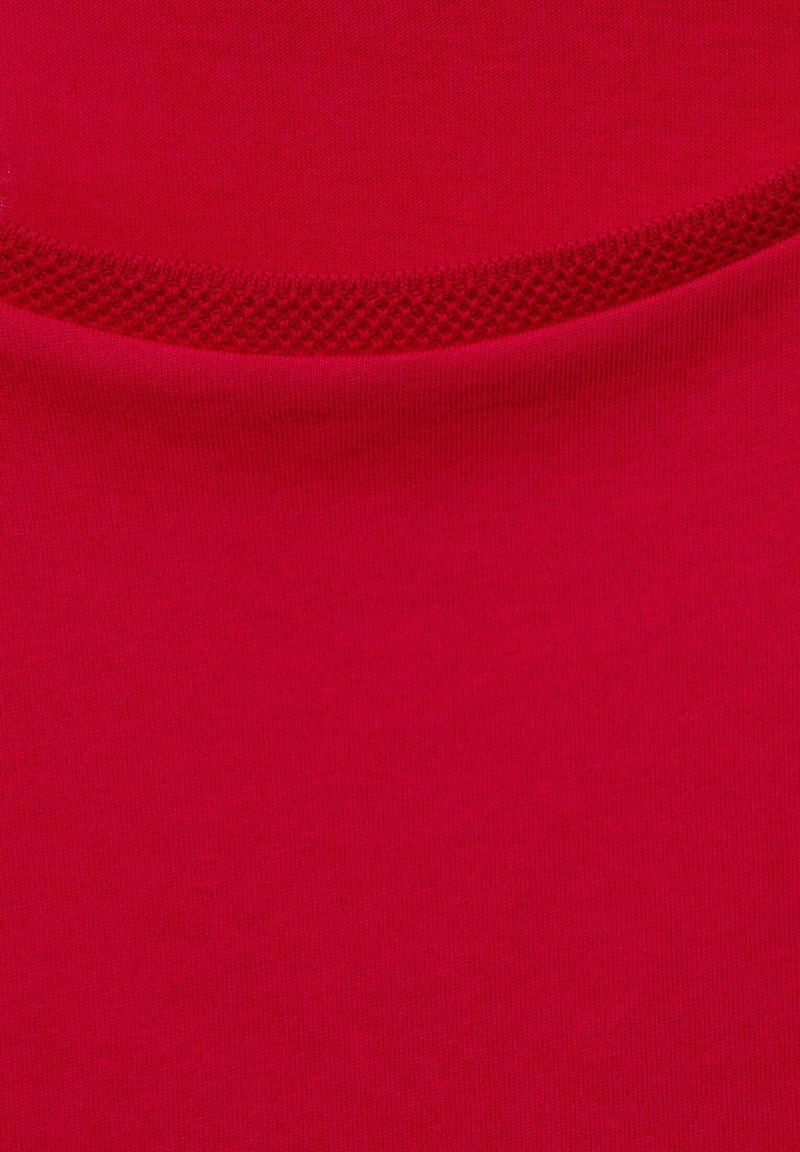 Damen T-Shirts | Street One RIPPDETAILS T-Shirt basic rot/rot-metallic - HH90145 Damen T-Shirts | Street One RIPPDETAILS T-Shirt basic rot/rot-metallic - HH90145