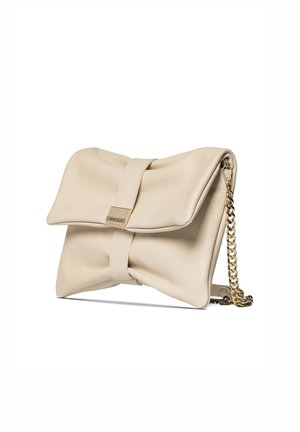 Pochette en cuir beige avec rabat pliable, fermoir rectangulaire doré et bandoulière chaîne dorée sur fond blanc.