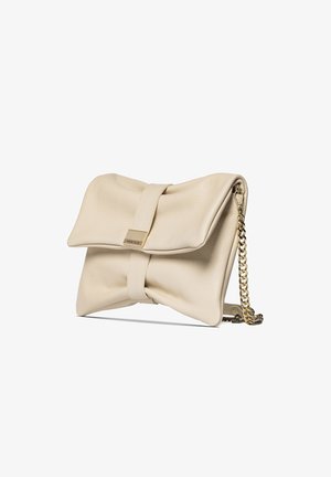 Pochette en cuir beige avec rabat pliable, fermoir rectangulaire doré et bandoulière chaîne dorée sur fond blanc.