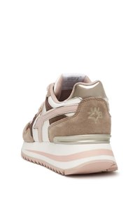 Zapatilla de ante marrón con detalles en blanco, detalles en rosa, talón metálico y suela texturizada. Presenta un logotipo en el talón y lengüeta acolchada.