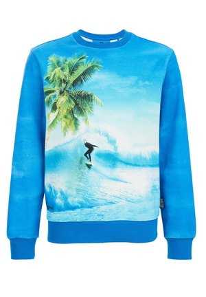 Blå sweatshirt med en surfer, der kører på en bølge foran en baggrund med en palme og himlen.