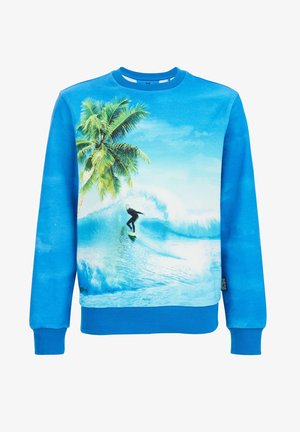 Sudadera azul con un surfista montando una ola, con un fondo de palmera y cielo en la parte frontal.