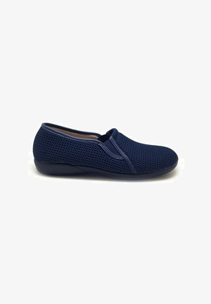 Zapatos sin cordones de color azul marino con parte superior de malla, punta redondeada y suela de goma ligera. Cuenta con paneles laterales elásticos para poner y quitar fácilmente.