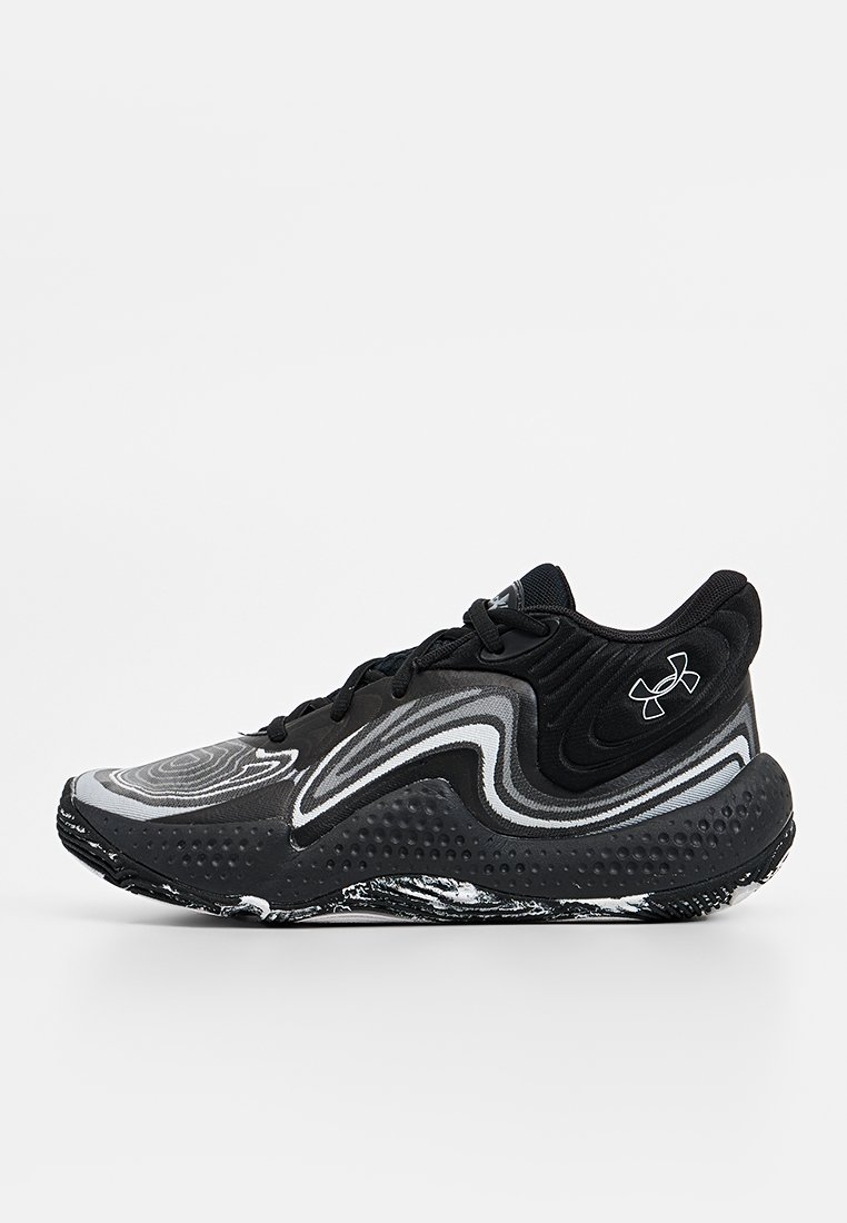 Schwarz-graue Sportschuhe mit einer strukturierten Oberseite, wellenförmigen Mustern und einer gemusterten Sohle mit abgerundetem Absatz.