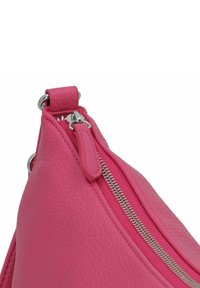 Borsa a mano in pelle rosa con superficie texturizzata. Presenta una zip e dettagli metallici argentati, forma affusolata e accenti di cucitura.