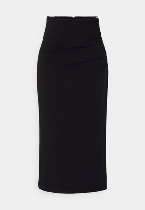 Jupe crayon noire taille haute avec un subtil détail froncé sur un côté et une fermeture éclair au dos.