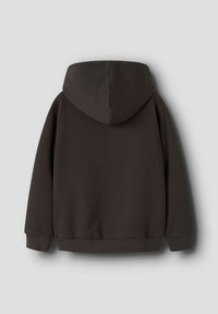 Sudadera de color marrón oscuro con una textura suave, mangas largas, bolsillo tipo canguro en el frente y una capucha grande y suave. Presenta puños y dobladillo acanalados.