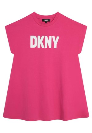 Lyserød kortærmet kjole med bred pasform og stort hvidt DKNY-logo på tværs af brystet.