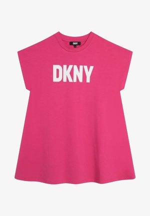Lyserød kortærmet kjole med bred pasform og stort hvidt DKNY-logo på tværs af brystet.