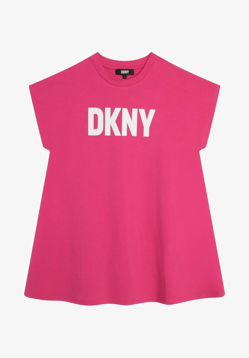 Robe courte à manches courtes de couleur rose vif, coupe large et grand logo blanc DKNY sur la poitrine.