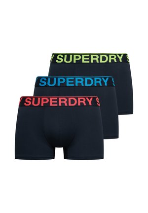 Trzy czarne bokserki z szerokimi elastycznymi pasami w kolorach czerwonym, niebieskim i zielonym, wszystkie z dużym logo "SUPERDRY".