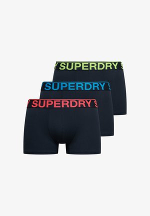 Tre sorte boxershorts med brede elastiske linninger i rød, blå og grøn, alle med mærket "SUPERDRY" i store bogstaver.