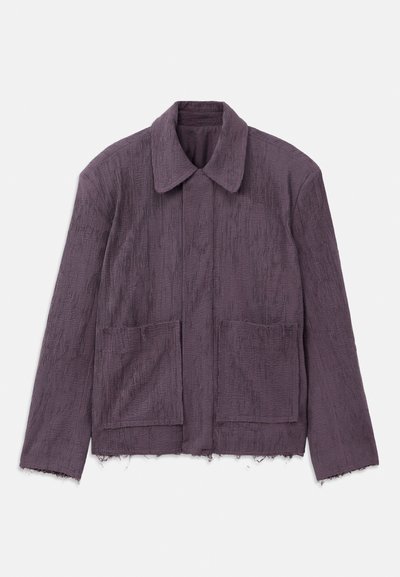 Lila strukturierte Jacke mit Kragen, zwei Vorderaschen und fransigem Saum. Hergestellt aus einem leichten Material mit einem dezenten Streifenmuster.