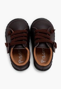 Braune Lederschuhe mit runden Zehen, braunen Schnürsenkeln und einem weichen Innenfutter. Gummisohlen und ein kleines Schnallendetail an der Seite.