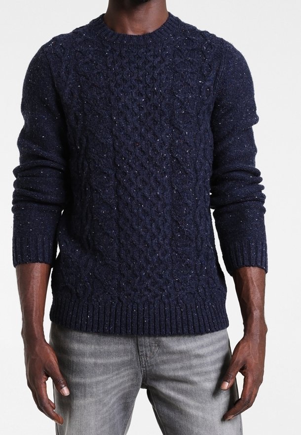 Granatowy sweter z dzianiny z motywem warkocza, z prążkowanymi mankietami i dołem, wykonany z teksturowanej włóczki z delikatnymi kropeczkami.