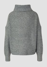 Grijze gebreide trui met een hoge kraag, losse pasvorm, verlaagde schouders en geribbelde manchetten. De textuur is zacht met een subtiel gemêleerd patroon.