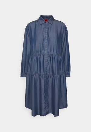 Vestido camisero de mezclilla azul oscuro con mangas largas, cuello, cierre de botones al frente y costuras fruncidas en la cintura, exhibido sobre un fondo liso.