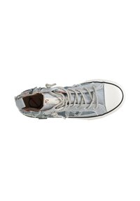 Helle blaue Denim-Hochtop-Sneaker mit abgenutzten Details. Verfügt über silberne Schnürsenkel und eine weiße Gummi-Zehenkappe, strukturiert Oberfläche und gemustertes Futter.