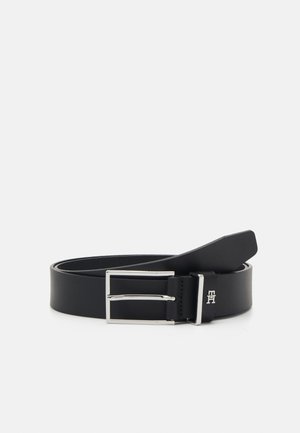 Cintura in pelle nera con una texture liscia, fibbia rettangolare in argento e logo inciso sulla cinghia. Design classico adatto a diversi outfit.