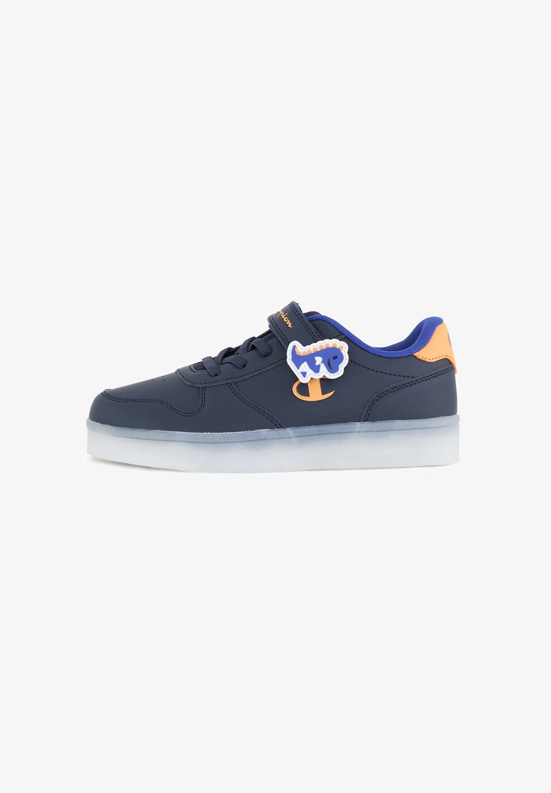 Navyblaue Sneaker mit glatter Oberfläche, weißer transluzenter Sohle, Schnürdesign, Klettverschluss und einem bunten Dinosaurier-Patch an der Seite.