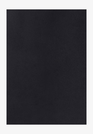 Zwarte textuurstof met een gladde afwerking, uniforme oppervlakte en geen zichtbare patronen of hardwaredetails. Geschikt voor verschillende toepassingen.