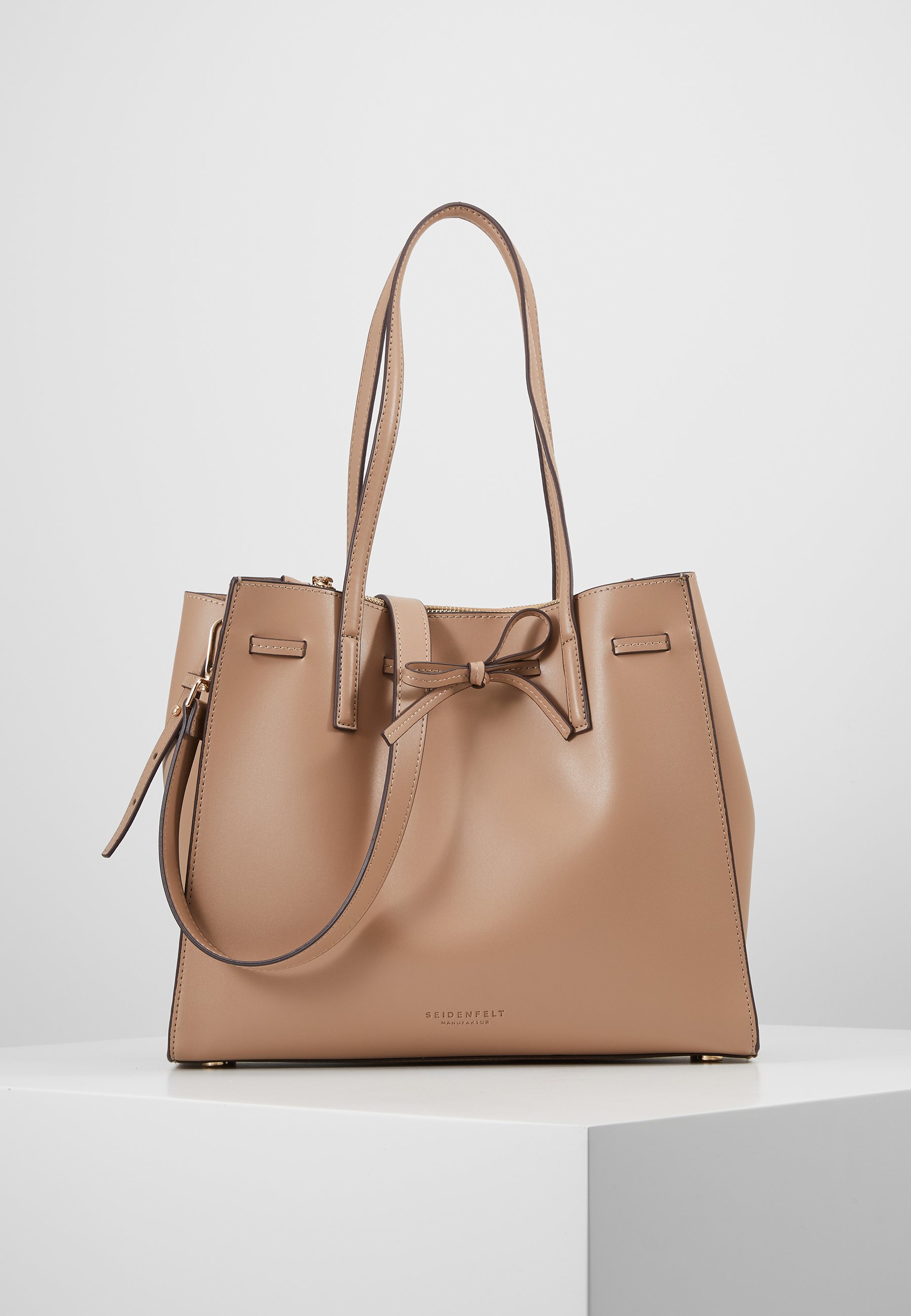 Seidenfelt TONDER Shoppingveske almond Zalando.no Seidenfelt VANTAA Håndveske black Zalando.no