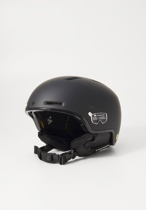 Zwarte skihelmet met een matte afwerking, voorzien van ventilatiesleuven, verstelbare banden en een label met de tekst "Aangepaste Pasvorm." Logo aanwezig aan de zijkant.
