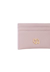 Portafoglio texturizzato rosa chiaro con quattro tasche per carte. Presenta un accento geometrico dorato sul fronte. Design pulito e minimalista.