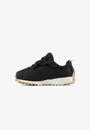 Schwarze Sneaker für Kleinkinder im Low-Top-Design mit strukturiertem Profil, Obermaterial aus Stoff und Wildleder, Schnürung vorne und Griffschlaufe an der Ferse, seitliche Ansicht vor weißem Hintergrund.