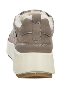 Zapatilla de ante beige con una entresuela blanca gruesa, parte trasera texturizada y forro de piel sintética en la abertura. El diseño está acentuado con detalles de costura.