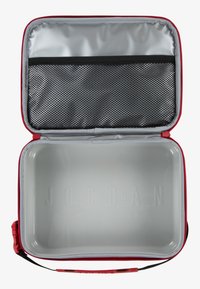 Cutie de prânz izolată roșie deschisă, cu interior gri, buzunar plasă în capac și "JORDAN" embossat pe partea inferioară interioară.