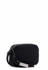 Melna austā rokassoma ar taisnstūrveida formu, ar rāvējslēdzēju aizdari, regulējamu siksnu un metāla etiķeti ar zīmola nosaukumu.