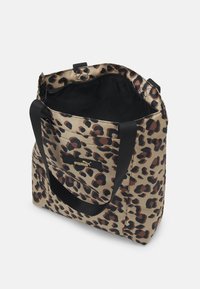 Sac cabas à imprimé léopard avec des poignées noires, ouverture en haut laissant voir l'intérieur noir, et un logo Puma sur la poche avant.