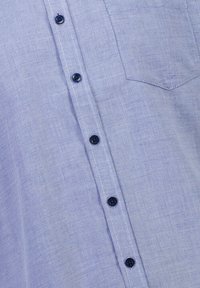 Lichtblauw button-up shirt van een gestructureerde stof, met een borstzak en donkerblauwe knopen langs de sluiting.
