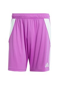 Roze sportshorts van een lichtgewicht stof, met een elastische tailleband en witte zijkanten. Heeft drie witte strepen nabij de zoom.