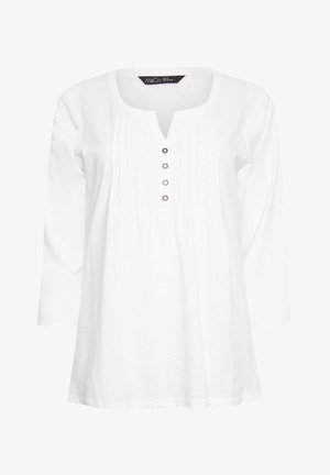 Biała bluzka z długim rękawem z okrągłym, wyciętym dekoltem, czterema ozdobnymi guzikami, pionowymi plisami z przodu, metką z rozmiarem wewnątrz kołnierzyka.