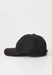 Gorra negra con una corona estructurada, visera curva y una etiqueta de logo cosida en el costado. Hecha de una tela ligera y suave.