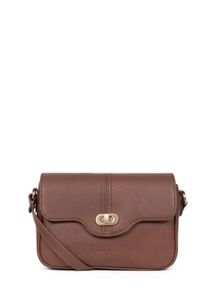 Sac bandoulière en cuir marron avec un rabat, fermoir doré, et un subtil détail de couture. Forme rectangulaire compacte avec une sangle détachable.
